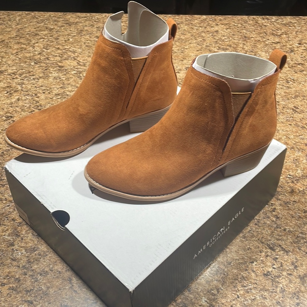 NEW NIB AE AMERICAN EAGLE COGNAC BOOTIES 8 NEVER WORN
